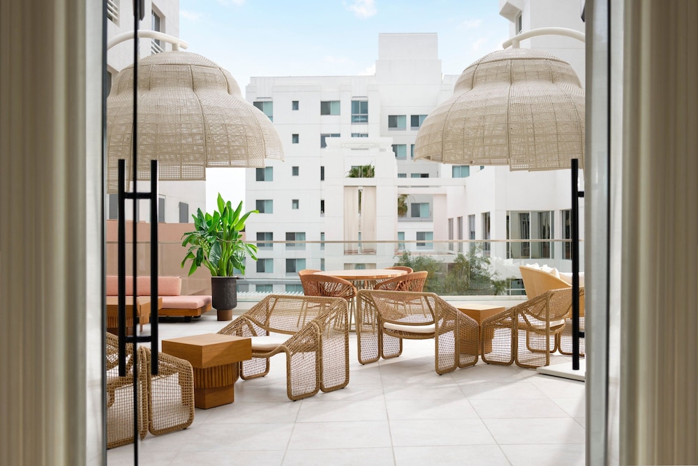 Sandbourne Santa Monica Autograph Collection - photo 5