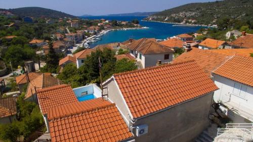 Seaside family friendly house with a swimming pool Drvenik Veliki Drvenik 22085 — 4-Star Luxury Hotel in Veliki Drvenik, Croatia