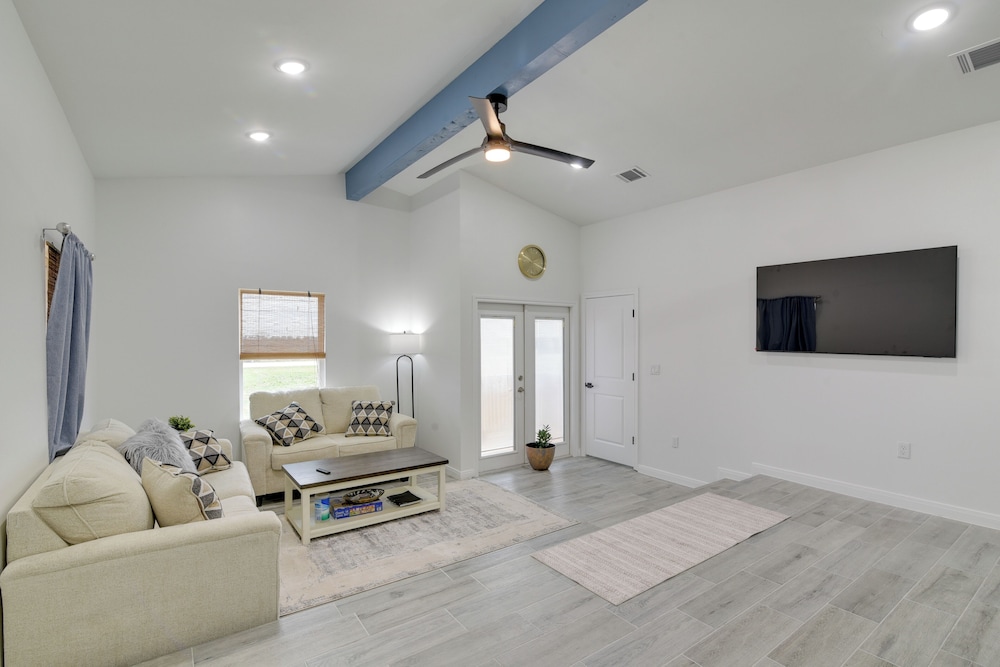 3 Mi to Bolivar Beach: Quiet Condo w Balcony — 4-Star Luxury Hotel in Bolivar Peninsula, United States