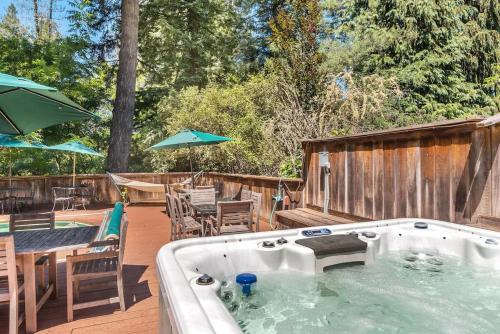 Lovely Tudor Home With Pool & Spa Near Russian River — 4-Star Luxury Hotel in Guerneville, United States