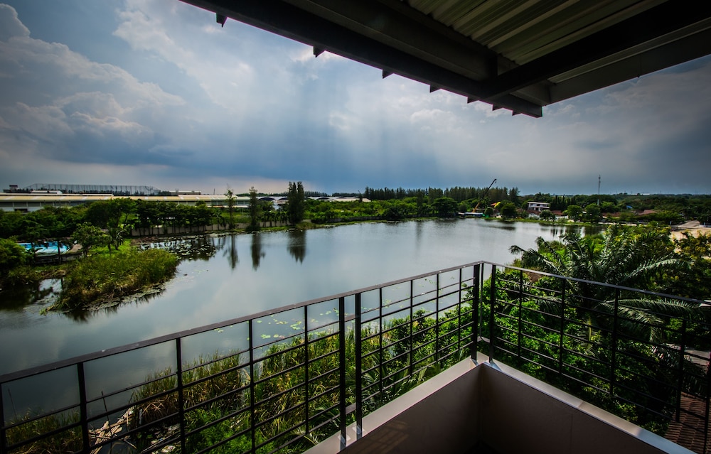Na Siri Lakeview — hotel near Suvarnabhumi Airport