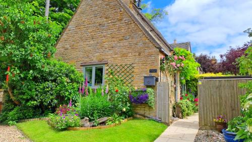 Graziers Cottage character Cotswold cottage with inglenook parking and pub nearby — 4-Star Luxury Hotel in Cheltenham, United Kingdom