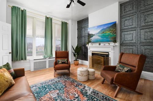 Dwntn 10mins and Sleeps 10 in Vintage and Free Parking — 4-Star Luxury Hotel in Chicago, United States
