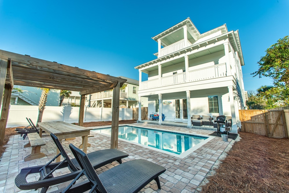 Fins Up - carbon neutral hotel in Destin