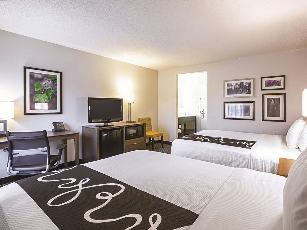 La Quinta Inn & Suites by Wyndham Atlanta Midtown Buckhead - photo 11