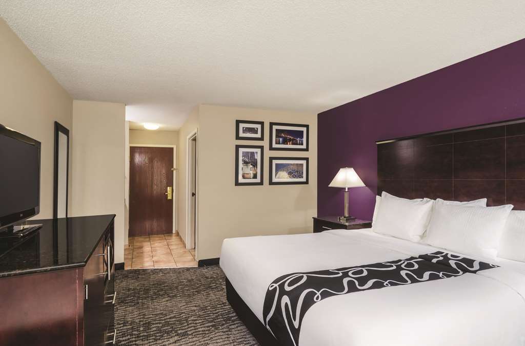 La Quinta Inn & Suites by Wyndham Louisville East - photo 18