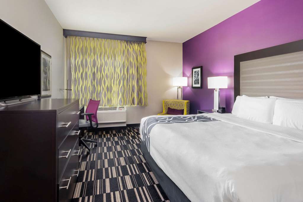 La Quinta Inn & Suites by Wyndham McAllen Convention Center - photo 16