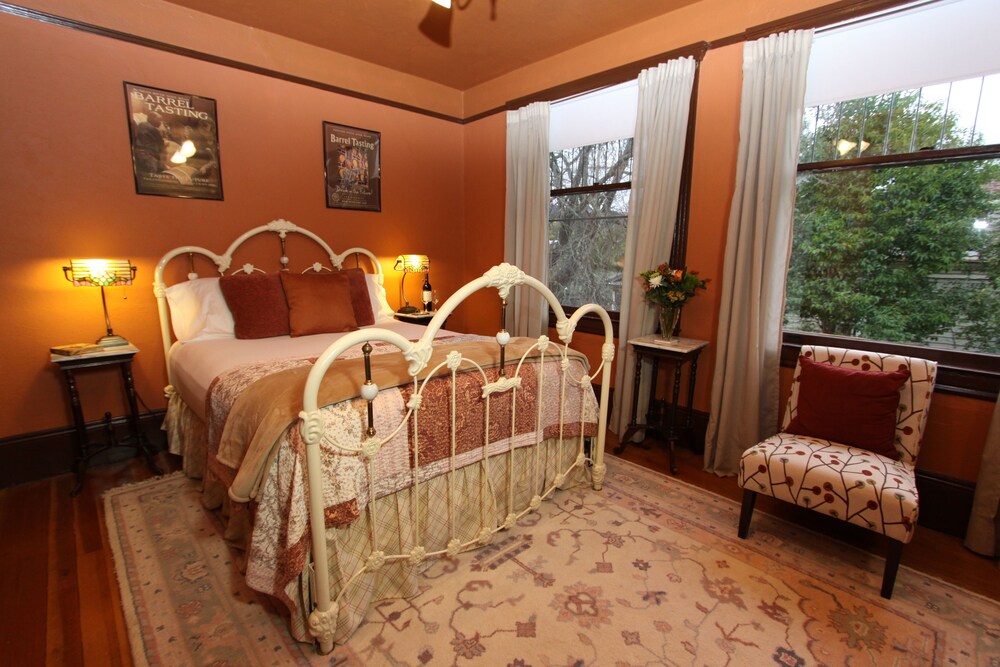 Kelley & Young Wine Garden Inn - photo 16