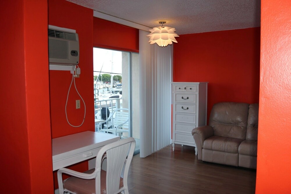 Camelot Waterfront Inn - photo 15