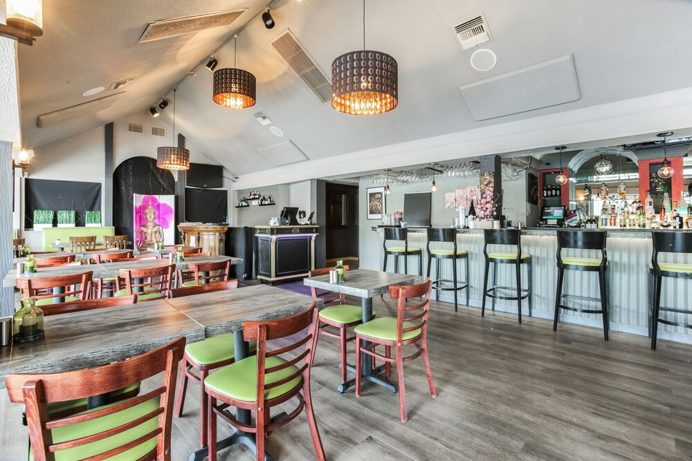 Camelot Waterfront Inn - photo 37