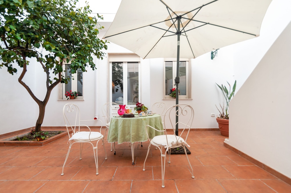 GuestHost La dimora del Cavaliere di Squinzano — 4-Star Luxury Hotel in Squinzano, Italy
