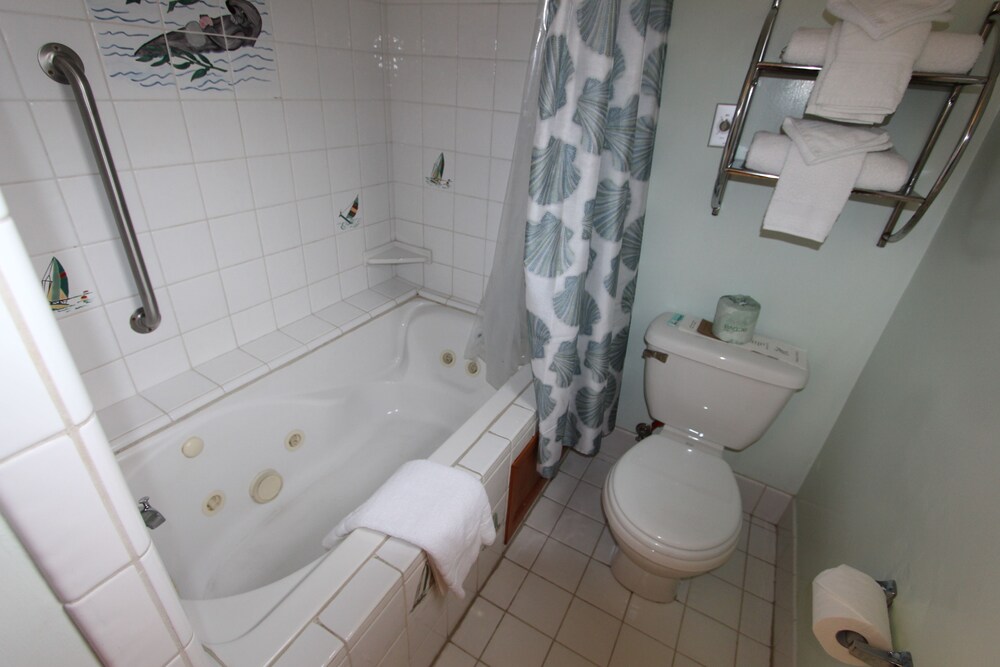 Edgewater Beach Inn - photo 56