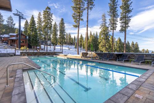 Gondola Getaway Ski in Ski out Luxury 4 BR Private Hot Tub HOA Amenities — 4-Star Luxury Hotel in Truckee, United States