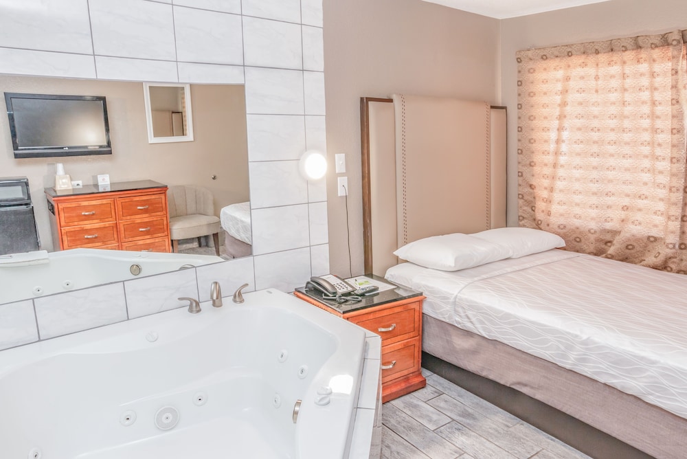 Econo Lodge Inn & Suites Yuma - photo 16