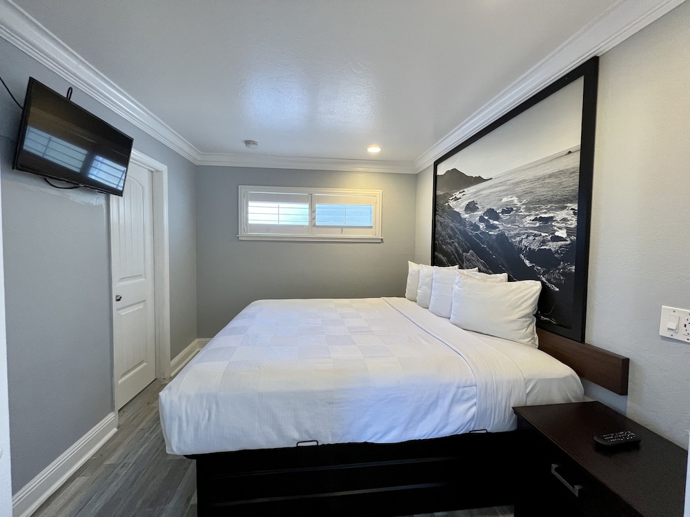 Aura Inn Monterey - photo 40