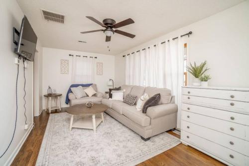2 Bed 1 Bath Home w 2 Car Garage & Fenced Yard — 4-Star Luxury Hotel in Wichita, United States