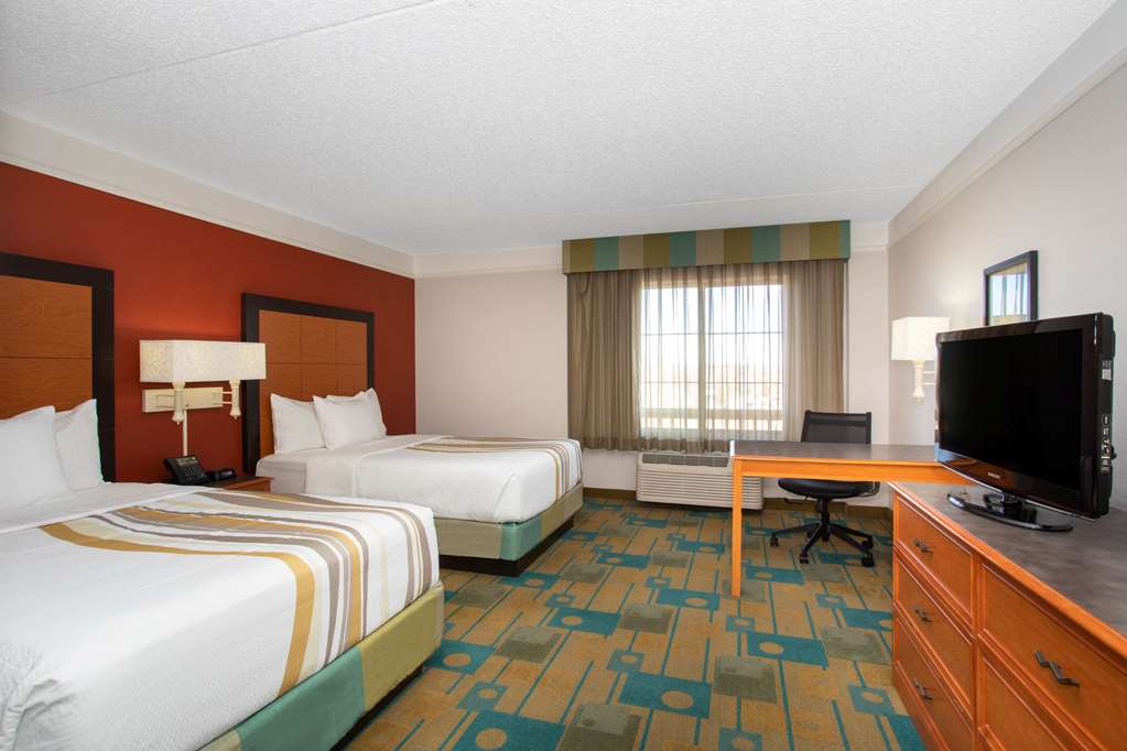 La Quinta Inn & Suites by Wyndham Denver Southwest Lakewood - photo 12