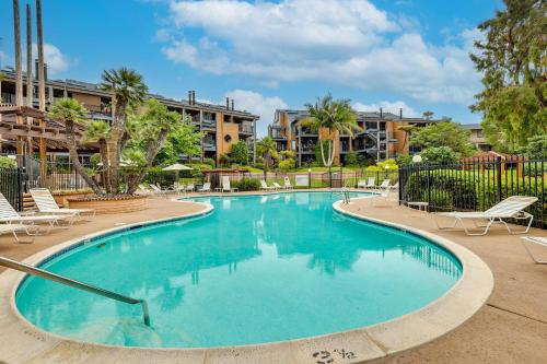 Carlsbad Rental with Private Balcony and Pool Access — 4-Star Luxury Hotel in Carlsbad, United States