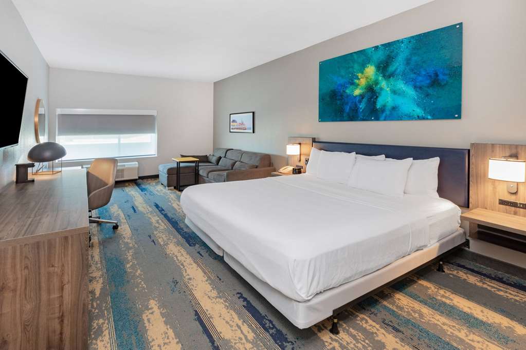 La Quinta Inn & Suites by Wyndham Galveston North at I 45 - photo 21