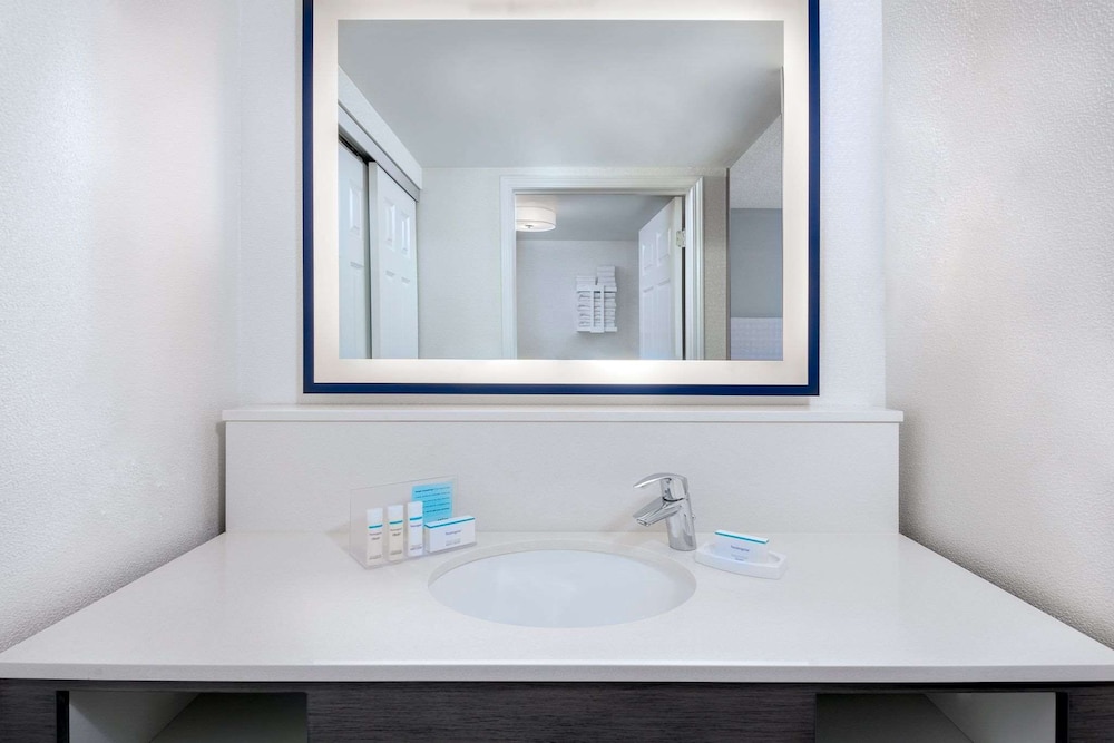 Hampton Inn & Suites Kansas City Country Club Plaza - photo 28