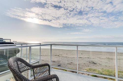 Rockaway beach vibes Waterfront Oceanfront Rockaway Beach House near Downtown WIFI Washer Dryer — 4-Star Luxury Hotel in Rockaway Beach, United States