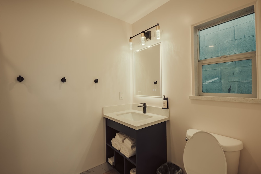 Blufftop Inn & Suites - photo 92