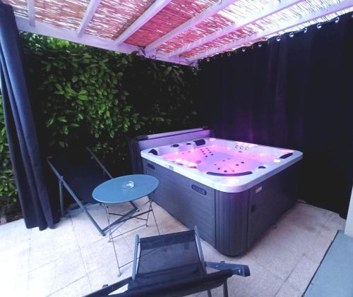 Cocon Romantique Avec Jacuzzi Exterieur — hotel in Rosieres-Pres-Troyes