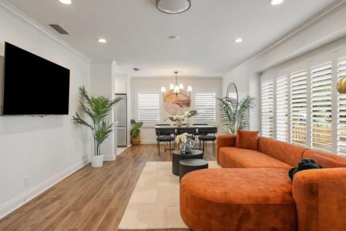 Refreshing Escape Hot Tub Games Sleeps 10 in Long Beach, United States