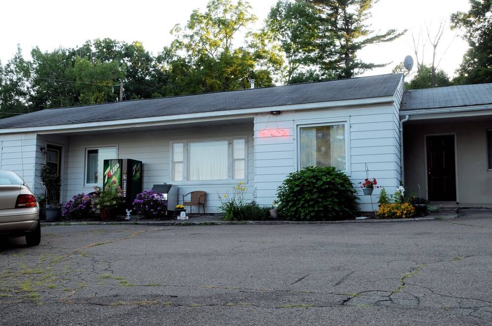 Chieftain Motel - photo 2