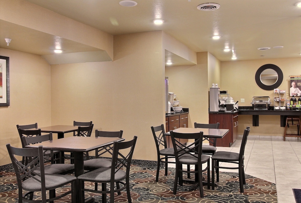 Cobblestone Inn & Suites Linton - photo 3