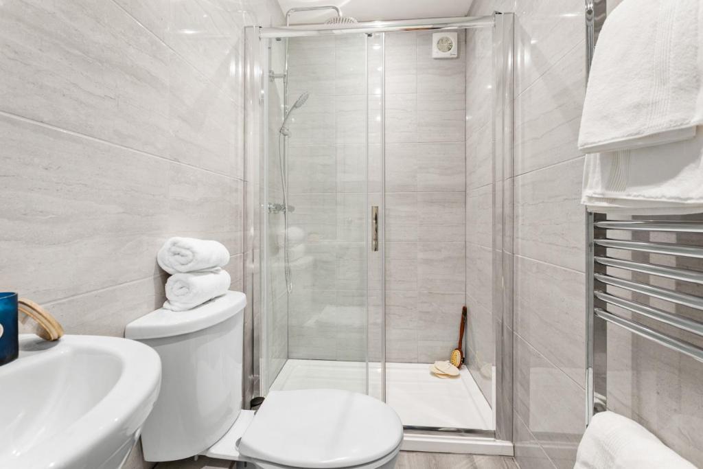 Sea views Beachbreeze Pet friendly Private parking — 4-Star Luxury Hotel in Teignmouth, United Kingdom