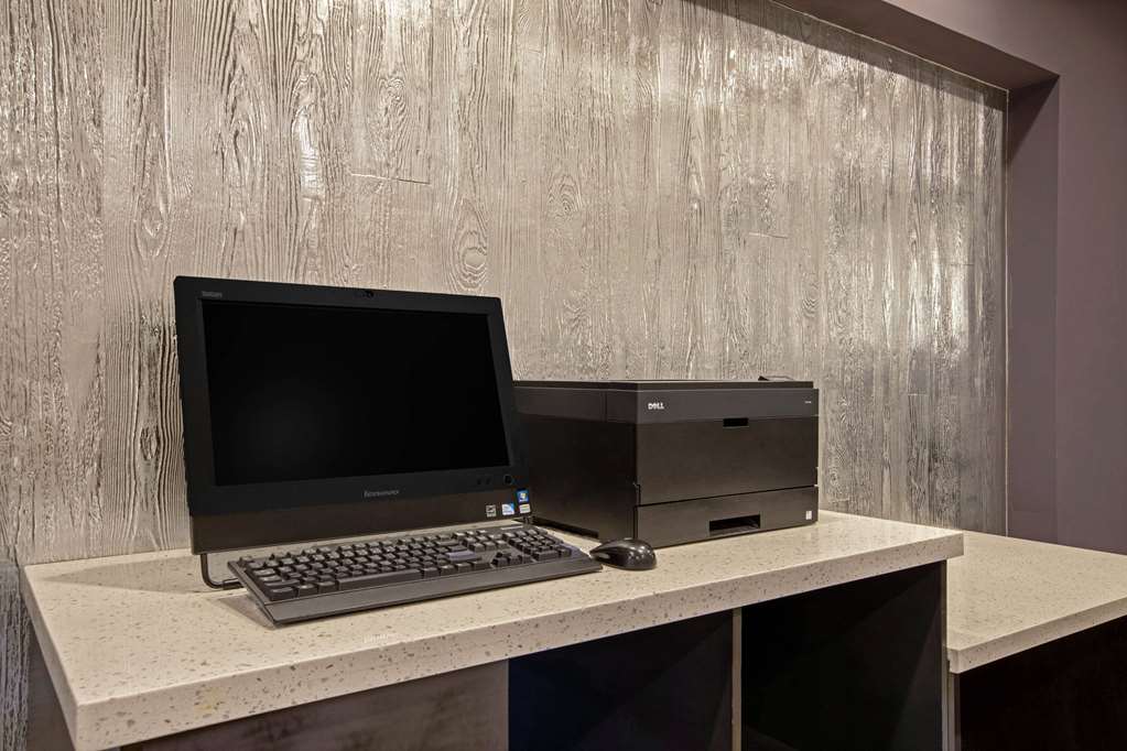La Quinta Inn & Suites by Wyndham Fayetteville - photo 25