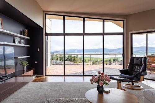 River Haven serene spacious with river views in Launceston, Australia