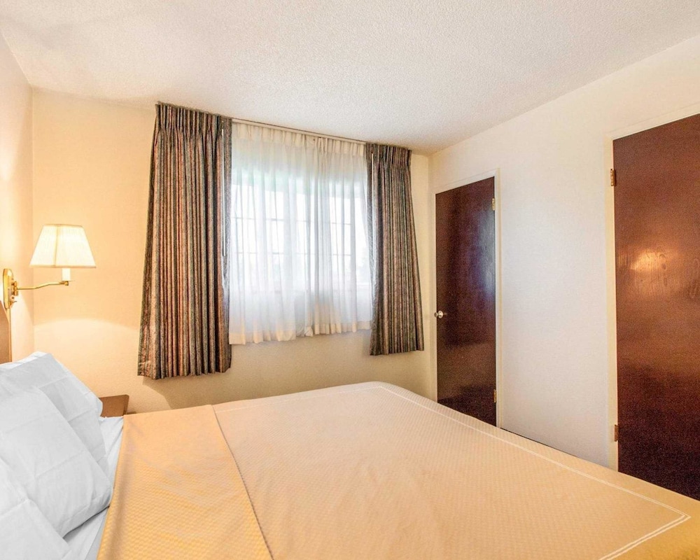 Rodeway Inn & Suites Portland West Beaverton - photo 12