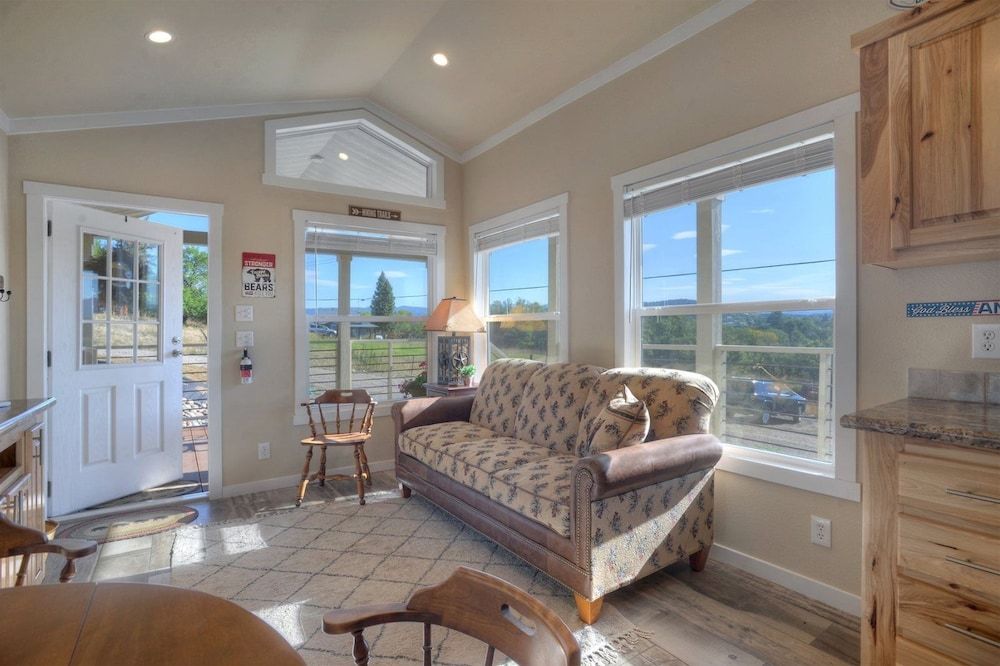Pine River Model Cabin 1 BR Bayfield — 4-Star Luxury Hotel in Bayfield, United States