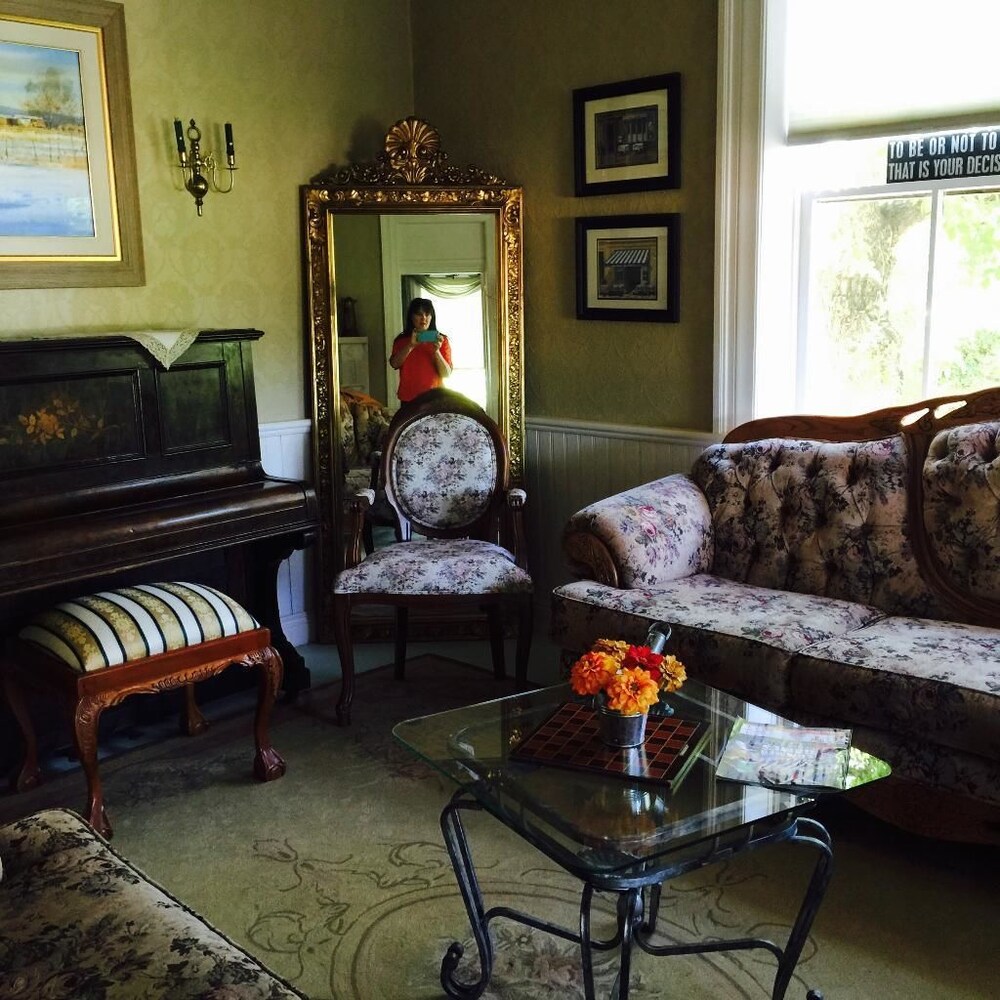 The Iron Gate Inn - photo 44