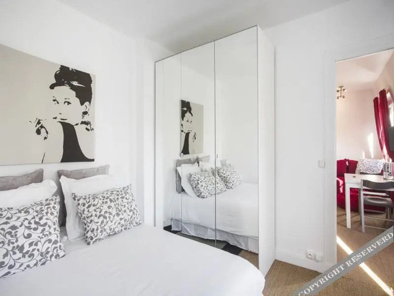 Charm balcony Eiffel & AV suffren — 4-Star Luxury Hotel in Paris, France