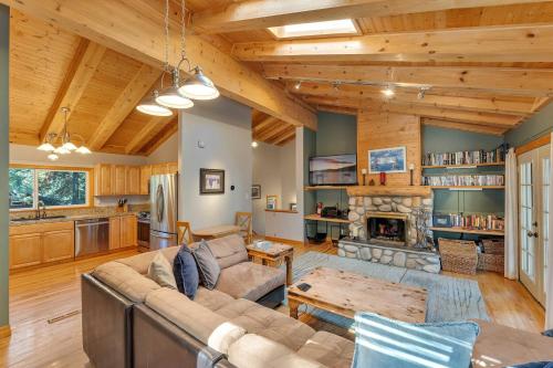 3BR with Hot Tub 1 Mile to Diamond Peak in Incline Village, United States