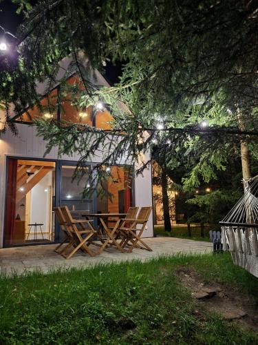 Żywiołowo domki w stylu stodoły z placem zabaw i stawem OGIEŃ — 4-Star Luxury Hotel in Parchowo, Poland