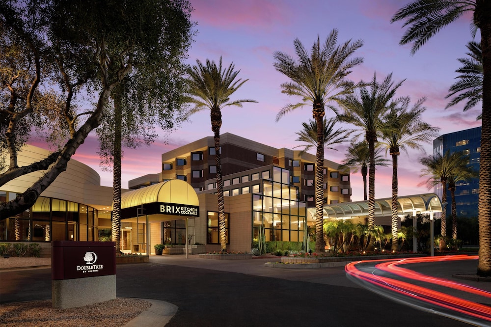 DoubleTree Suites by Hilton Phoenix — 4-Star Luxury Hotel in Phoenix, United States