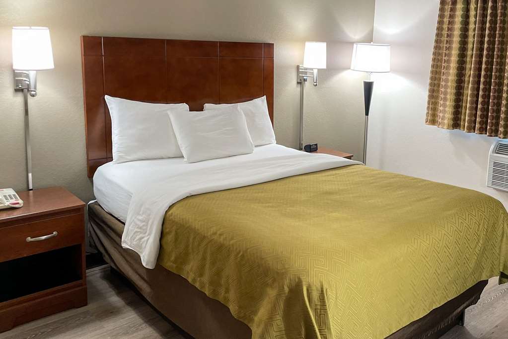 Econo Lodge Cartersville Emerson Lake Point - photo 7