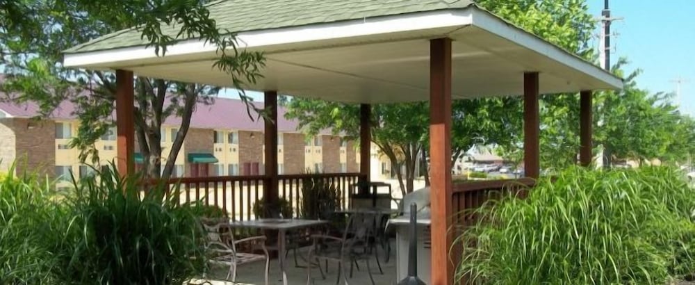 InTown Suites Extended Stay Bowling Green - photo 25