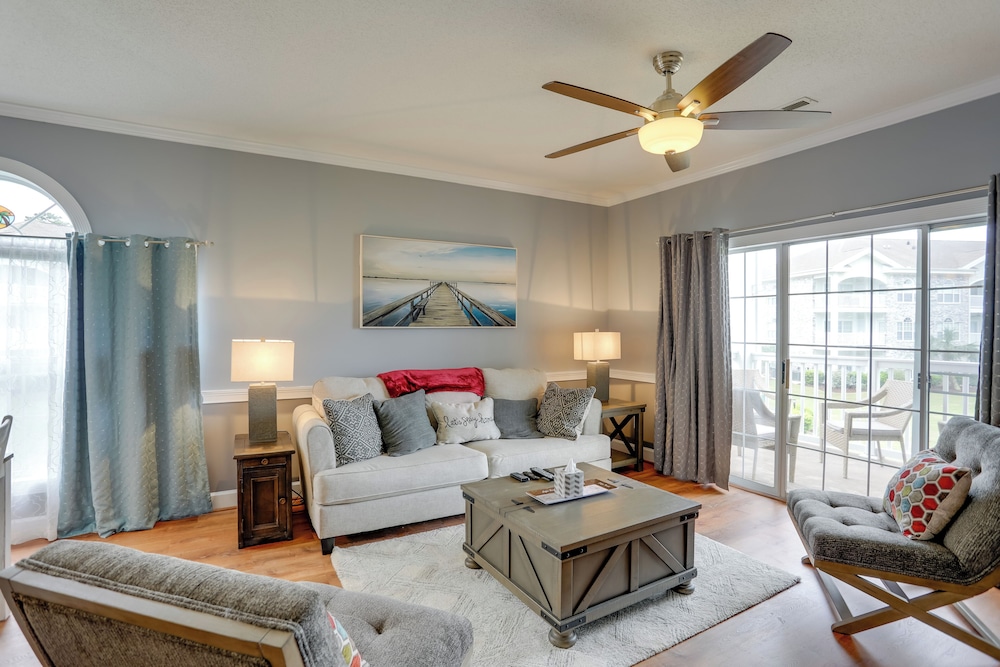 Less Than 2 Mi to Coast Condo with Pool in Myrtle Beach — 4-Star Luxury Hotel in Myrtle Beach, United States