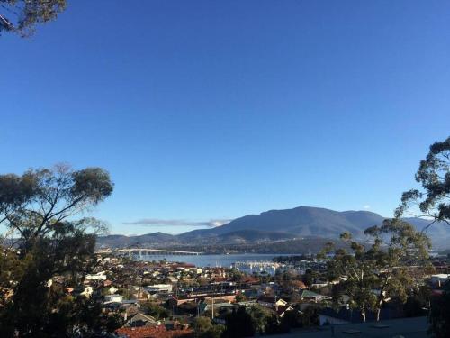 Spacious Apartment Warm and Welcoming in Lindisfarne 8 min from CBD — 4-Star Luxury Hotel in Lindisfarne, Australia