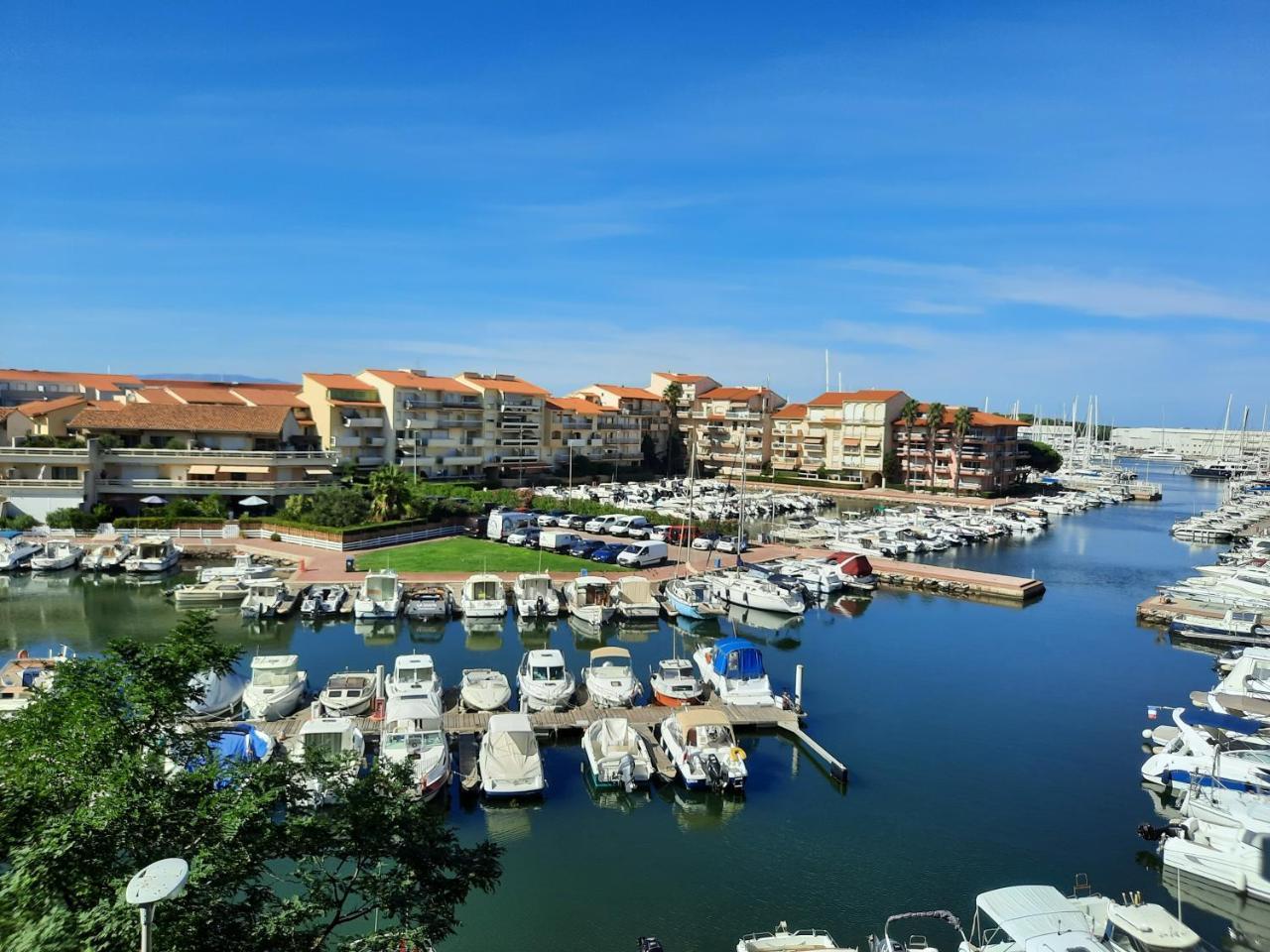 Appartement T2 Vue Mer Et Port 2 Balcons Parking Prive — 4-Star Luxury Hotel in Canet-En-Roussillon, France