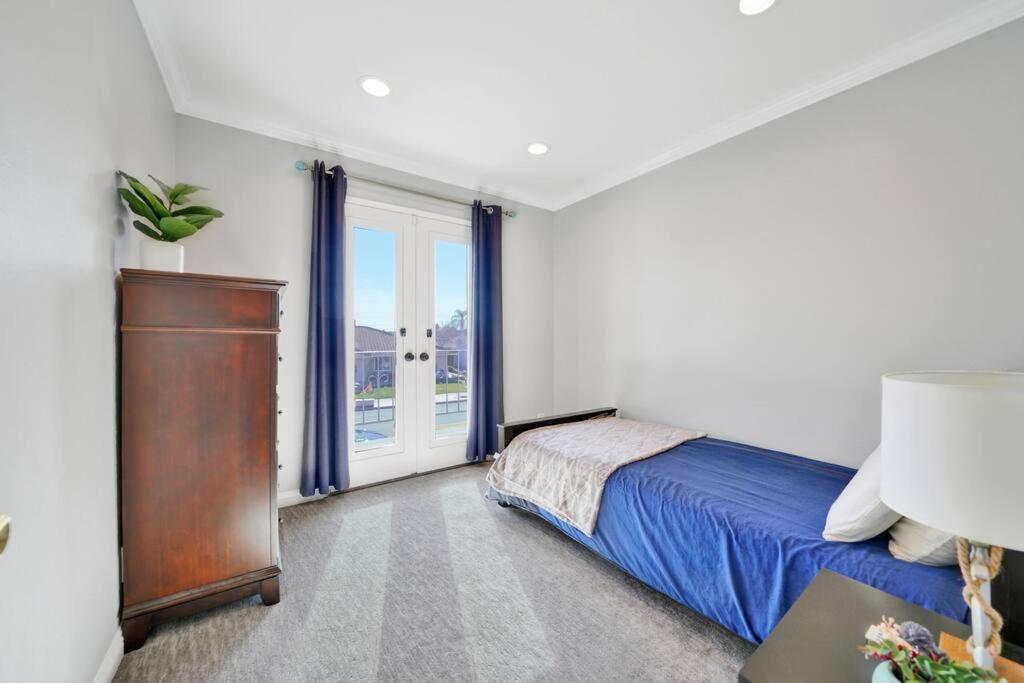 Private Heated Pool Oasis Disney Retro Arcade Gym — hotel in Placentia