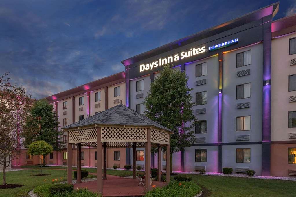 Days Inn and Suites by Wyndham Hammond IN - featured photo