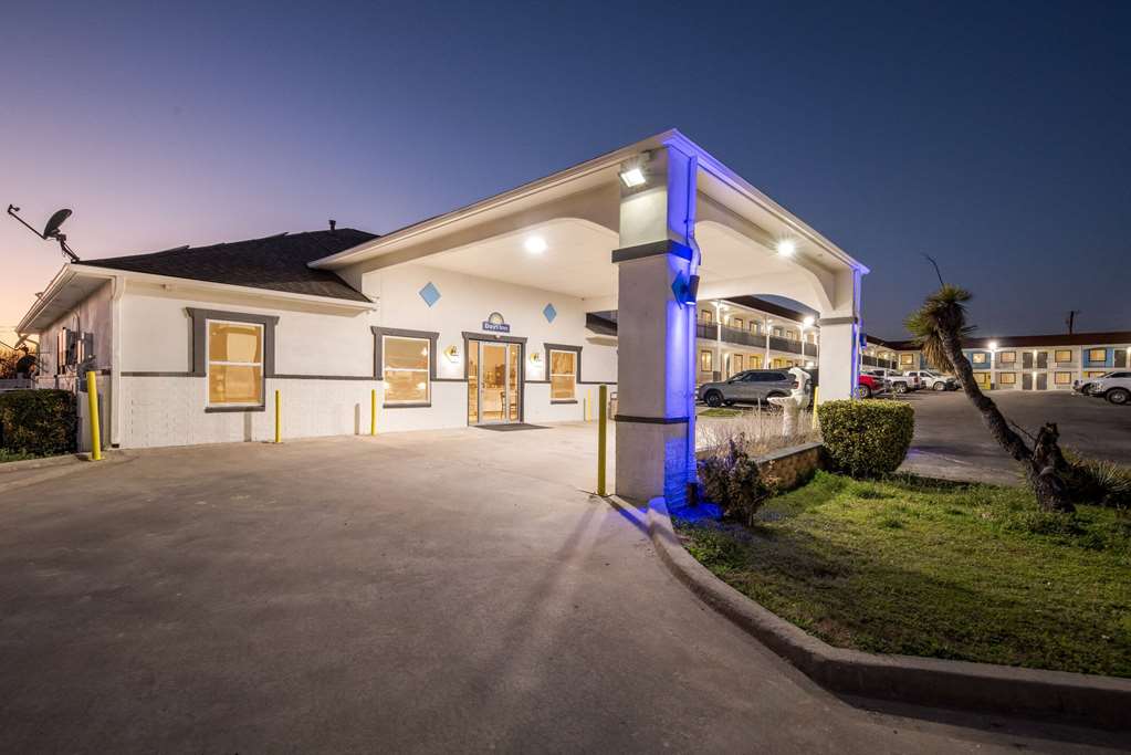 Days Inn by Wyndham Gainesville - photo 11