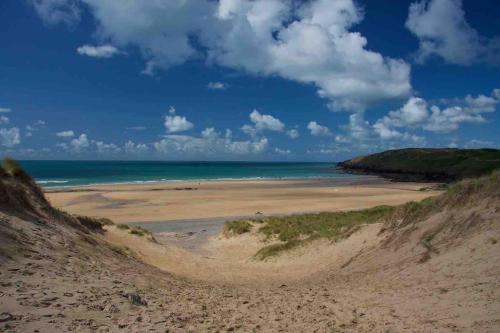 Pembrokeshire Near Beach With A Hot Tub — Pembroke — photo 4