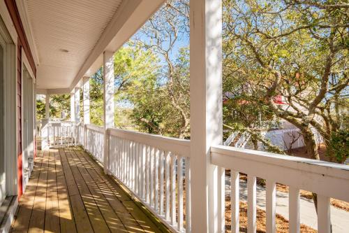 Alta Mira by Oak Island Accommodations - featured photo